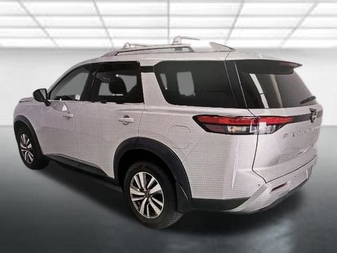 Used 2023 Nissan Pathfinder SL AWD/4WD image 4
