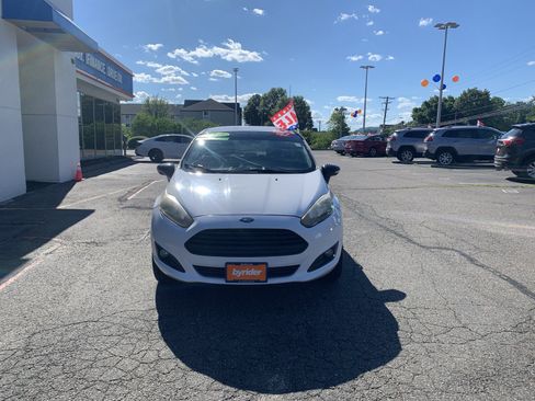 Used 2016 Ford Fiesta SE w/ Equipment Group 201A FWD image 2