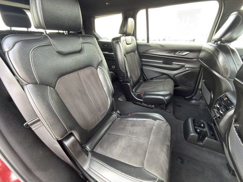 Used 2023 Jeep Grand Cherokee L Laredo image 14