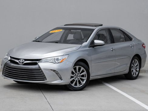 Used 2016 Toyota Camry XLE w/ Moonroof Package FWD image 5