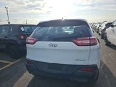 Used 2017 Jeep Cherokee Sport image 5