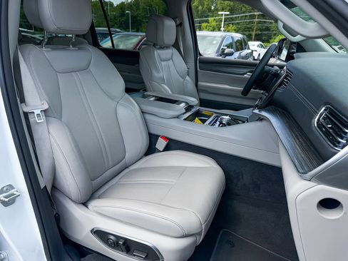 Used 2024 Jeep Wagoneer L Series III w/ Flexible Seating Group AWD/4WD image 9