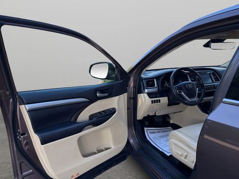 Used 2019 Toyota Highlander XLE AWD/4WD image 11