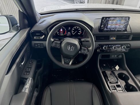 Used 2025 Honda Pilot TrailSport image 11