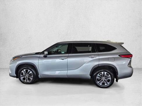 Used 2021 Toyota Highlander XLE AWD/4WD image 9