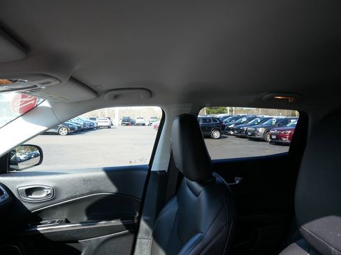 Used 2018 Jeep Compass Latitude w/ Cold Weather Group image 11