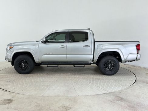 Used 2022 Toyota Tacoma SR5 w/ Technology Package RWD image 2
