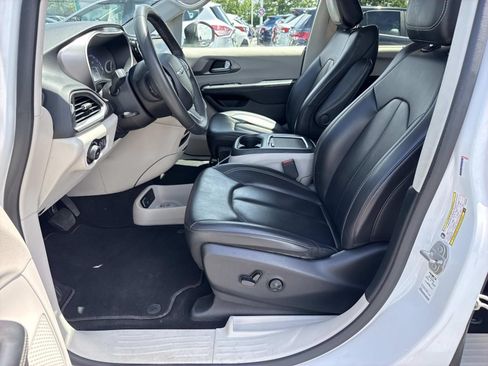 Used 2023 Chrysler Pacifica Touring-L FWD image 29