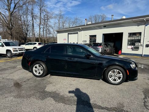 Used 2019 Chrysler 300 Touring w/ Sport Appearance Package image 8
