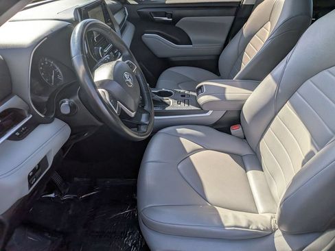 Used 2022 Toyota Highlander XLE AWD/4WD image 17