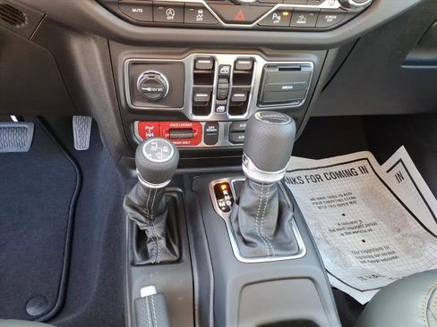 New 2025 Jeep Gladiator Mojave image 18