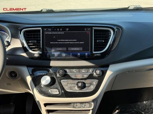 Used 2024 Chrysler Pacifica Touring-L FWD image 17