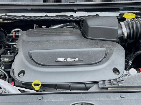 Used 2019 Chrysler Pacifica Touring-L Plus w/ Tire & Wheel Group image 32