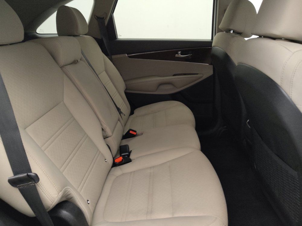 Used 2017 Kia Sorento FWD image 19
