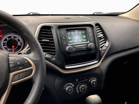 Used 2018 Jeep Cherokee Latitude FWD image 7