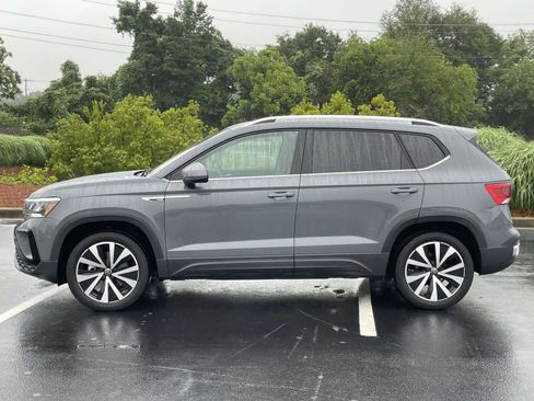 Certified 2024 Volkswagen Taos SE w/ Panoramic Sunroof Package FWD image 4