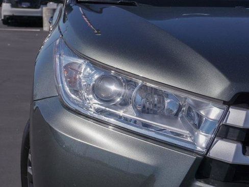 Certified 2019 Toyota Highlander Plus FWD image 8
