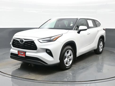 Used 2024 Toyota Highlander LE AWD/4WD image 2