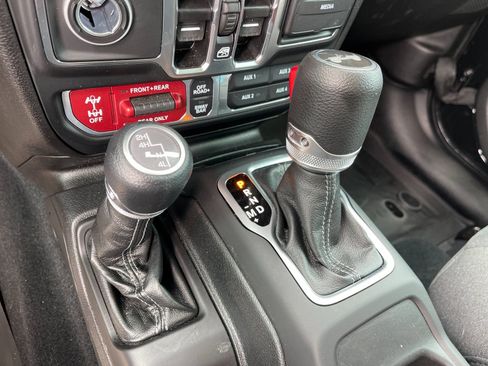Used 2024 Jeep Wrangler Unlimited Rubicon AWD/4WD image 23