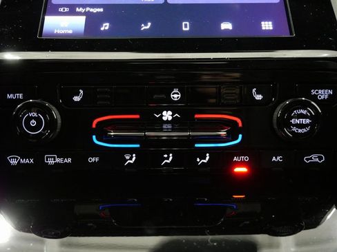 New 2025 Jeep Grand Cherokee Altitude image 20