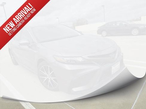Used 2021 Toyota Camry SE FWD image 1