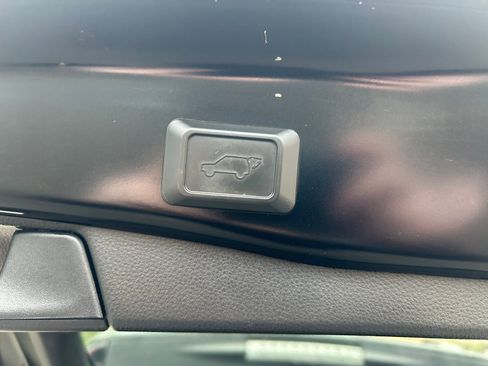 Used 2020 Toyota RAV4 Limited image 19