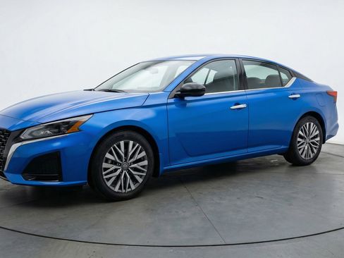 Used 2025 Nissan Altima 2.5 SV image 3