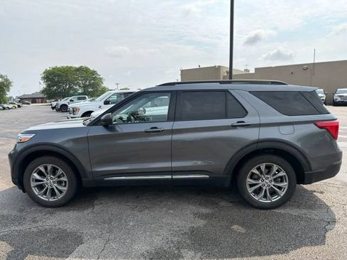 Used 2022 Ford Explorer XLT w/ Equipment Group 202A AWD/4WD image 2