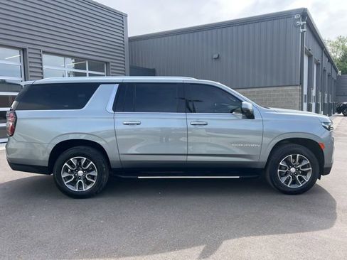 Used 2024 Chevrolet Suburban LT w/ Luxury Package AWD/4WD image 4