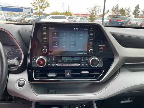 Used 2021 Toyota Highlander XLE AWD/4WD image 26