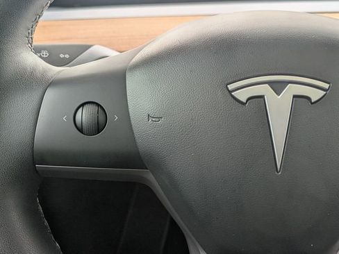 Used 2021 Tesla Model Y Long Range AWD/4WD image 16