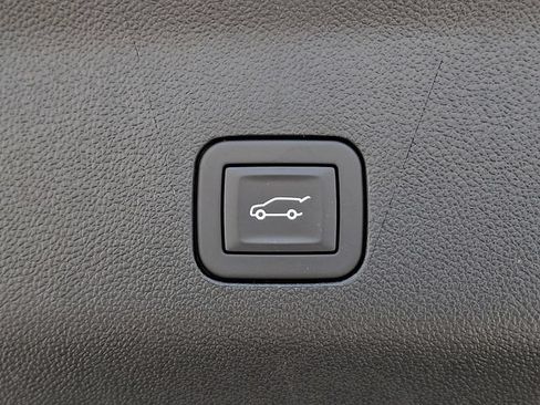Used 2025 Chevrolet Tahoe High Country AWD/4WD image 32