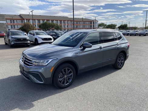 Certified 2023 Volkswagen Tiguan SE FWD image 39