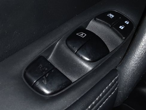 Used 2018 Nissan Rogue SL image 27