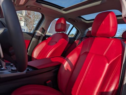 Used 2017 Alfa Romeo Giulia AWD image 17