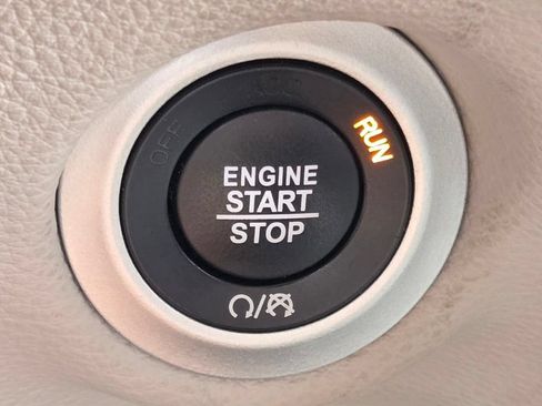 Used 2024 Chrysler Pacifica Limited FWD image 25