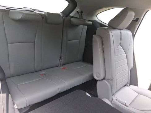 Used 2024 Toyota Highlander XLE AWD/4WD image 18