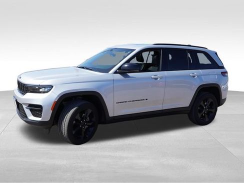 Used 2023 Jeep Grand Cherokee Altitude AWD/4WD image 10