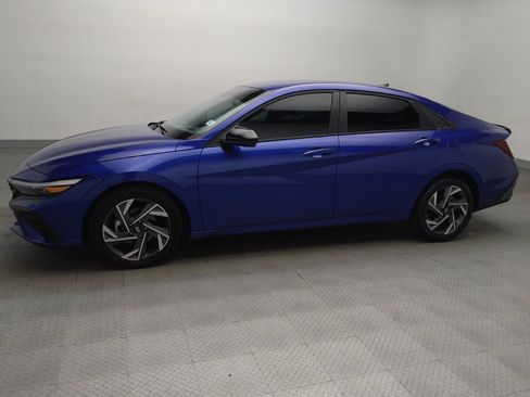 Used 2025 Hyundai Elantra Sport FWD image 2