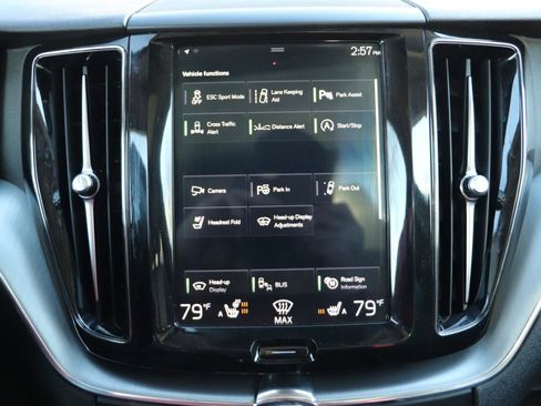 Used 2018 Volvo XC60 T6 Momentum w/ Convenience Package image 23