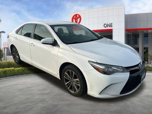 Used 2017 Toyota Camry SE image 4