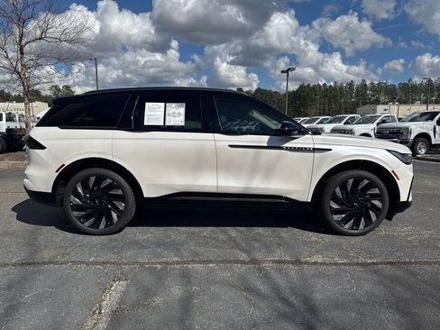 Used 2025 Lincoln Nautilus Reserve image 4