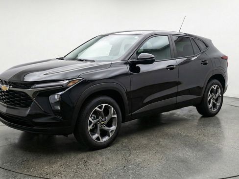 Used 2025 Chevrolet Trax LT w/ LT Convenience Package FWD image 3