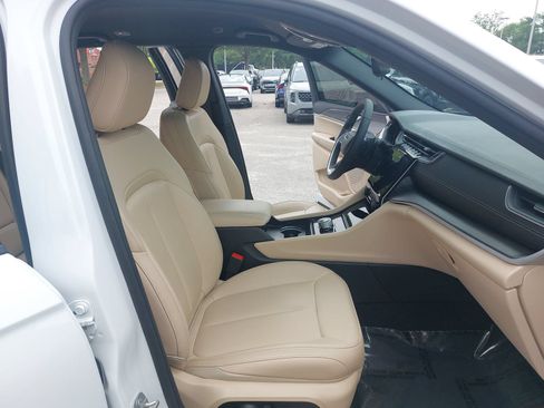 Used 2024 Jeep Grand Cherokee Limited w/ Black Appearance Package RWD image 10
