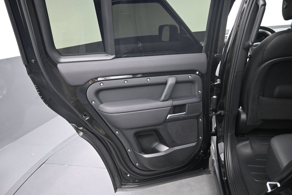 Used 2025 Land Rover Defender 110 X-Dynamic SE AWD/4WD image 19