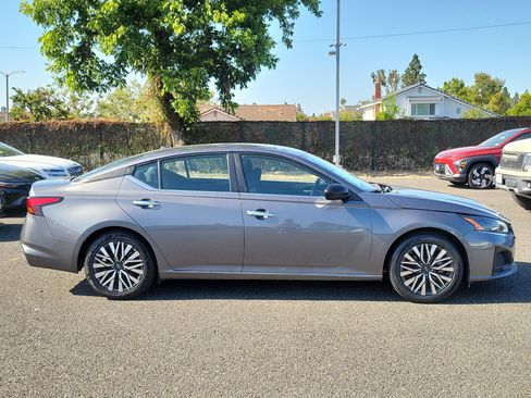 Used 2024 Nissan Altima 2.5 SV FWD image 5