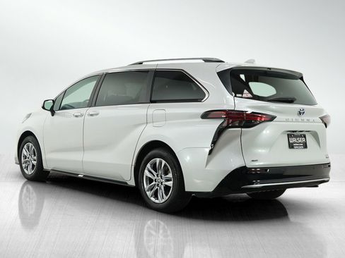 Used 2024 Toyota Sienna Limited image 3