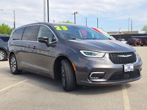 Used 2023 Chrysler Pacifica Touring-L FWD image 5