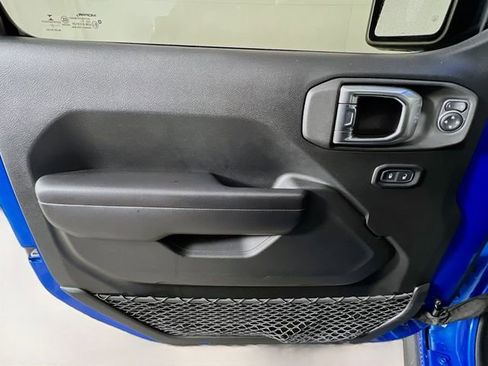 Used 2021 Jeep Gladiator Willys image 31