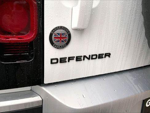 Certified 2024 Land Rover Defender 110 SE image 28